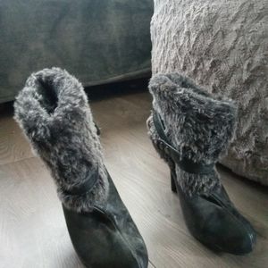 Black leather fluffy outside section woman shoes